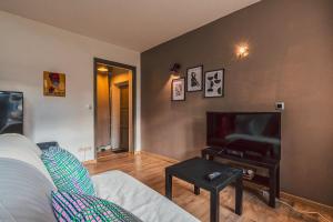 TV a/nebo společenská místnost v ubytování Duplex en cave voutée au coeur de Douai