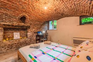 Postel nebo postele na pokoji v ubytování Duplex en cave voutée au coeur de Douai