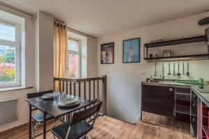 Kuchyň nebo kuchyňský kout v ubytování Duplex en cave voutée au coeur de Douai