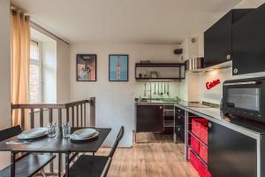 Kuchyň nebo kuchyňský kout v ubytování Duplex en cave voutée au coeur de Douai