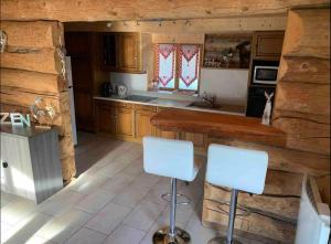 Kuchyň nebo kuchyňský kout v ubytování Chalet Le Mélèze
