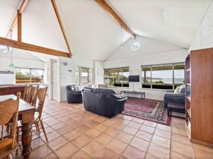 ein Wohnzimmer mit Sofas und einem Tisch in der Unterkunft Pelicans View a Riverside Retreat in Augusta