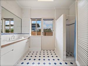 ein Bad mit einer Dusche, einem Waschbecken und einer Tür in der Unterkunft Pelicans View a Riverside Retreat in Augusta + 14 Fotos