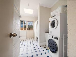 eine Waschküche mit Waschmaschine und Trockner in der Unterkunft Pelicans View a Riverside Retreat in Augusta