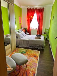 ein kleines Zimmer mit zwei Betten und einem Fenster in der Unterkunft Ferienwohnung HAPPYHOME Bahnhofnah gemütlich familiär in Arnstadt