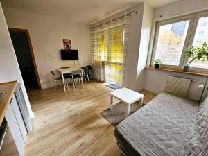 ein Wohnzimmer mit Couch und Tisch in der Unterkunft Green Kabaty Apartment 3 in Warschau