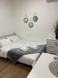 a bedroom with two beds with towels on them at Paul’s Houses in Drama