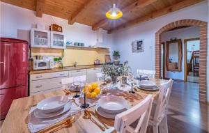 Kuchyň nebo kuchyňský kout v ubytování Lovely Home In Bosiljevo With Kitchen
