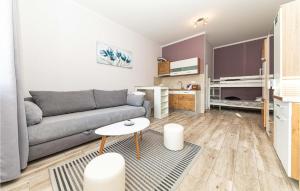 Kuchyň nebo kuchyňský kout v ubytování Beautiful Apartment In Kastel Luksic + 16 fotografií