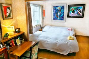 Ένα ή περισσότερα κρεβάτια σε δωμάτιο στο 丘の上白亜の洋館風別荘静かな小さなお宿Guest House Itoh 2名様から6名様