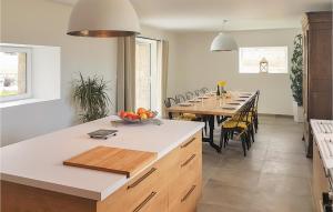 une cuisine avec une grande table et une salle à manger dans l'établissement Lovely Home In Guisseny, à Guissény