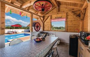 una cucina con un grande tavolo e una piscina di Cozy Home In Gospic With Sauna a Gospić