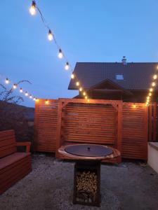 eine Terrasse mit einer Feuerstelle mit Beleuchtung in der Unterkunft Chata Valca PATJA-v mesiacoch apríl až november pri prenajatí aj jedného apartmánu uzavrieme ostatné apartmány, aby ste si užili súkromie in Valča + 37 Fotos