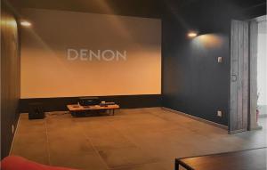 une pièce avec un panneau indiquant Denon sur un mur dans l'établissement Lovely Home In Guisseny, à Guissény