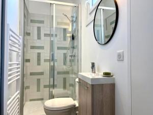 a bathroom with a shower and a toilet and a mirror at Studio lumineux à 100m de la plage ! in Saint-Jean-de-Luz