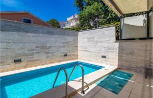Bazén v ubytovaní Cozy Apartment In Crikvenica With Wifi alebo v jeho blízkosti + 35 fotografií