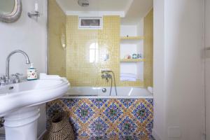a bathroom with a sink and a bath tub at Villa Giggione in Erchie