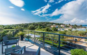 einen Balkon mit Stühlen und Flussblick in der Unterkunft Beach Front Home In Zdrelac in Ždrelac