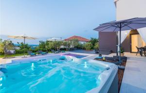 ein großer Swimmingpool mit Sonnenschirm auf einer Terrasse in der Unterkunft Beach Front Home In Zdrelac in Ždrelac + 54 Fotos