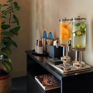 フィレンツェにあるFlom Boutique Hotelのテーブルの上に飲み物と一緒に置かれたブレンダー