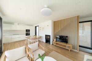 Una sala de estar con un sofá y un televisor. en Villa Borghese, en San José