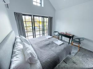 Postel nebo postele na pokoji v ubytování Lakeview Modern Karaim Cottage Trakai