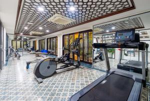 Fitness centrum a/nebo fitness zařízení v ubytování Qualia De Hôtel Hoi An - Rooftop Bar City View + 37 fotografií
