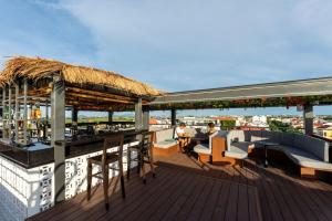 Rõdu või terrass majutusasutuses Qualia De Hôtel Hoi An - Rooftop Bar City View