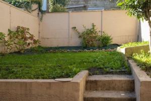 un giardino con alcune scale nell'erba di Une Parenthèse Carolo a Charleville-Mézières