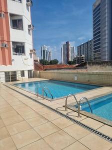 Swimmingpoolen hos eller tæt på Apto Confortável com 2 quartos em Batista Campos