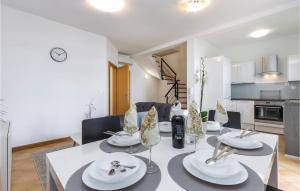 Kuchyňa alebo kuchynka v ubytovaní 3 Bedroom Nice Apartment In Crikvenica