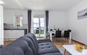 Posedenie v ubytovaní 3 Bedroom Nice Apartment In Crikvenica