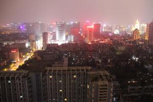 Pemandangan umum bagi Kunming atau pemandangan bandar yang diambil dari apartmen