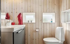 Kamar mandi di Amazing Home In Odder With Kitchen