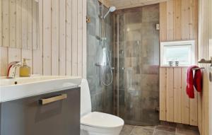 Kamar mandi di Amazing Home In Odder With Kitchen