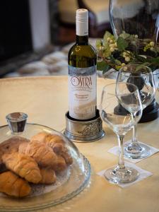 Nápoje v ubytovaní Ostra Menalon Luxury Suites