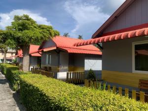 Taman di luar Phi Phi Ba Kao Bay Resort