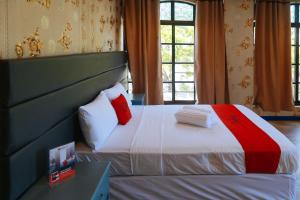 Postel nebo postele na pokoji v ubytování RedDoorz Plus @ Castle Chateau Iloilo