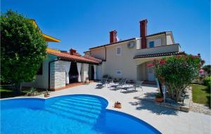 プーラにあるVilla Beautyのヴィラ(家の前にスイミングプール付)