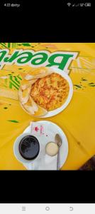 una mesa con un plato de comida y una pizza en CampingSite Swimming Pool, en Ban Nongkham