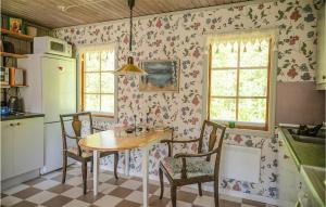 une cuisine avec une table et des chaises dans une pièce dans l'établissement 2 Bedroom Amazing Home In Vindeln, à Vindeln