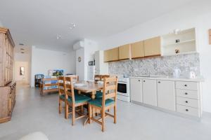 Kuchyň nebo kuchyňský kout v ubytování Seaside 2bed Apartment Ghadira! By Homely