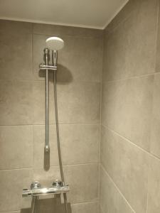 una ducha con cabezal de ducha en un baño en Fully equipped apartment, 15 min to Center, en Copenhague