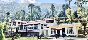 Nespecifikovaný výhled na hory nebo výhled na hory při pohledu z hotelu