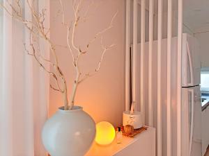 un vase blanc assis au-dessus d'une table dans l'établissement 서울 도심뷰-엘리베이터,6ppl 롯데월드,KSPO,강남,잠실,성수,명동,, à Séoul