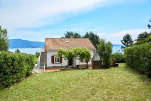 a small house in a yard with a view of the water at La Casita de la Playa Escondida in Tal