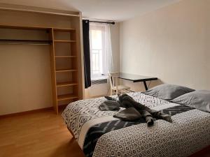 En eller flere senge i et værelse på La Parenthèse de l'Eau Bénite