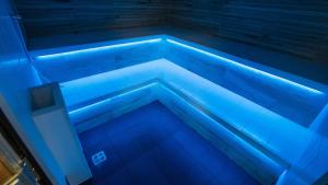 a blue lighted tub in a room at Apartmán na Sportovním areálu in Krásná Lípa