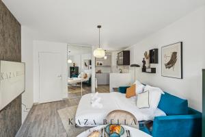 a living room with a bed and a blue couch at Argenteuil Moderne appartement pour 2 personnes in Argenteuil