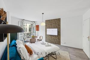 a living room with a couch and a table at Argenteuil Moderne appartement pour 2 personnes in Argenteuil